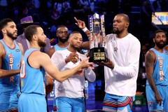 勒布朗·詹姆斯：NBA历史单挑仅两人可敌，库里杜兰特未达标